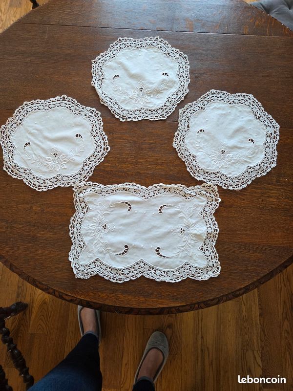 Lot De 18 Napperons En Dentelle Blanche - Style Traditionnel - Occasion En Bon état