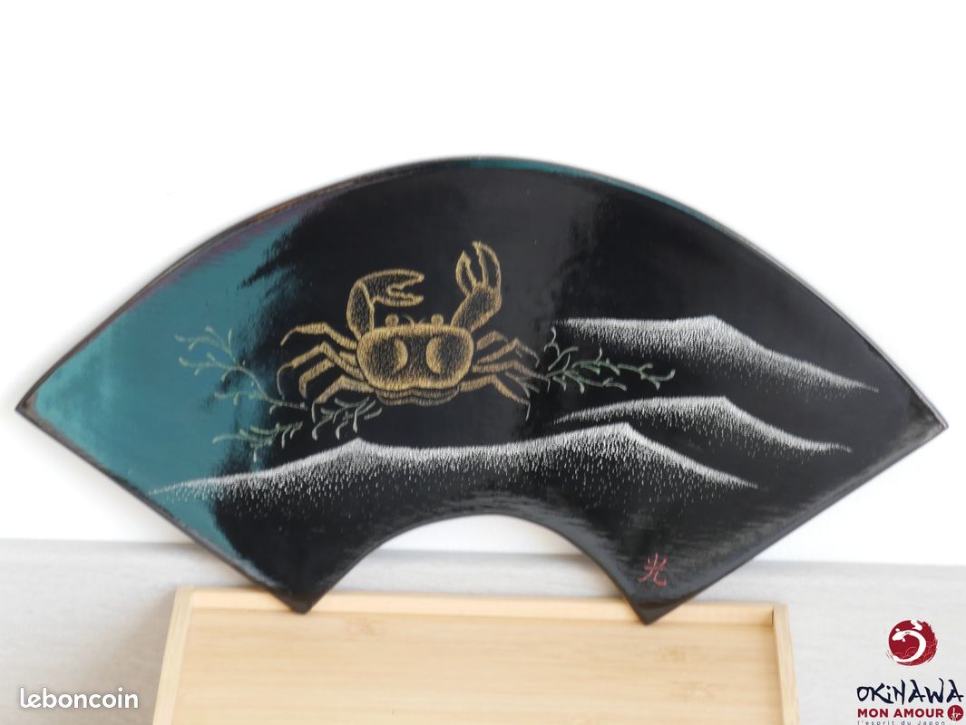 Plateau en bois utilisable pour la cérémonie du thé en laque Ryukyu et technique Maki-E - Crabe (image 2)