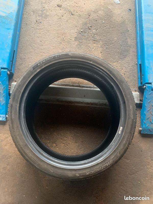 Pneu HANKOOK 225/40 R18 (image 1)
