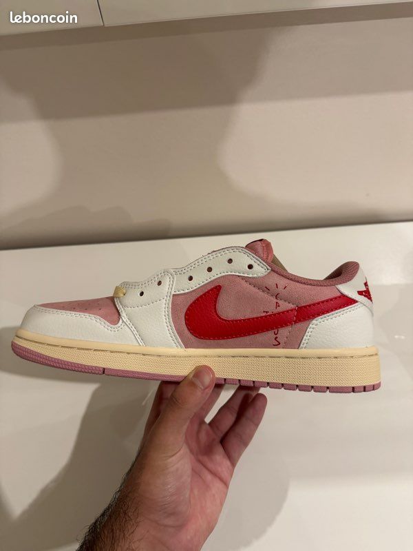 Nike Air Jordan 1 Travis taille 42 en parfaite état avec boîte (avaible with other size) (image 2)