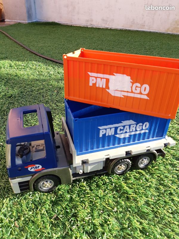 Camion avec plusieurs bennes clipsables (image 1)