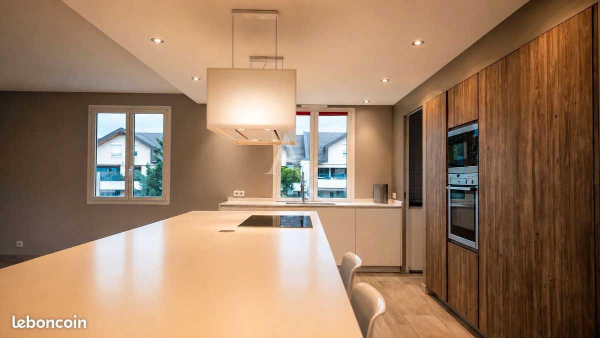 Appartement 5 pièces 220 m² · à Saint-Julien-en-Genevois · 220 m² · 4 250 €/mois
