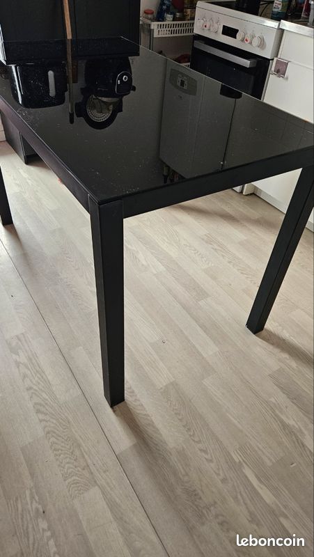 Table en verre (image 1)