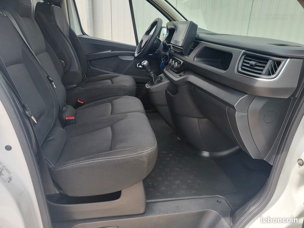 RENAULT TRAFIC L2H1 FOURGON 2.0Blue DCI 130 GRAND CONFORT 03 PLACES avec HABILLAGE BOIS COMPLET + PROJECTEURS FULL LED + RADARS ARRIÈRE + ROUE DE SECOURS / GARANTIE 12 MOIS ( Prix de Vente 18 990 HT ) (image 9)