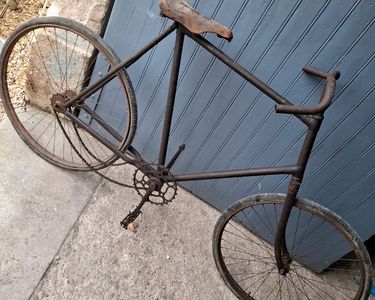 vélo de style ancien 1900 artisanal en frêne et métal noir