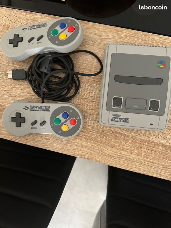 Super Nintendo Classic Mini – État neuf – 2 manettes d’origine (image 1)