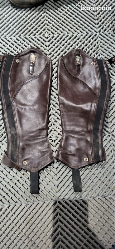 Chaps En Cuir Ancien Avec Plein De Trous, Look Vintage Et Patiné