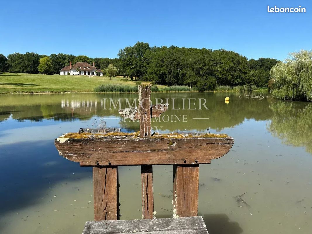 Maison 520 m² · à La Ferté-Saint-Cyr · 520 m² · 940 000 €