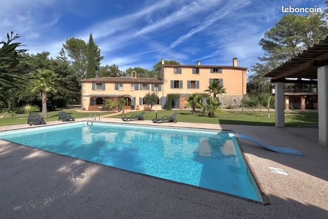 Maison 18 pièces 457 m² · à Villecroze · 457 m² · 890 000 €