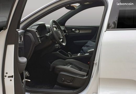 VOLVO XC40 B3 163 ch DCT7 Black Edition (image 7)