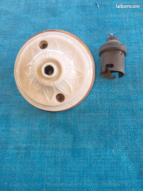 Rosace de plafond ancienne porcelaine moulurée & embase bois + douille vintage (image 2)