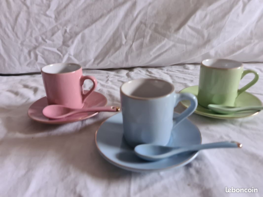 Trois tasses de couleur (image 2)