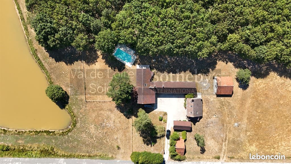 Maison 13 pièces 349 m² · à La Ferté-Saint-Aubin · 349 m² · 831 200 €