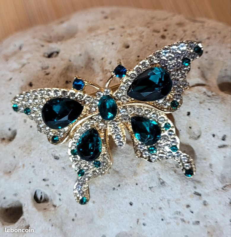 Broche Vintage Petit Papillon Avec Cristaux, Couleur Argent - Occasion Bon état