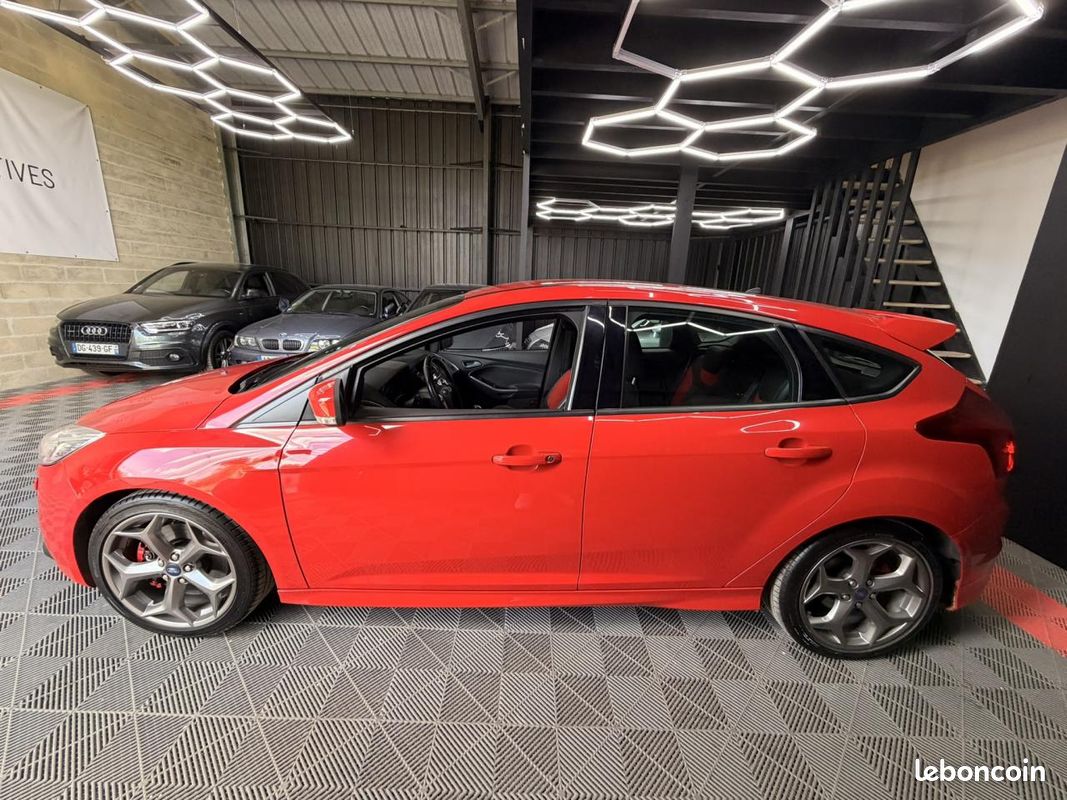 FORD FOCUS ST 2.0 SCTi EcoBoost 250 / Révisé - Pneus & Embrayage neuf (image 4)
