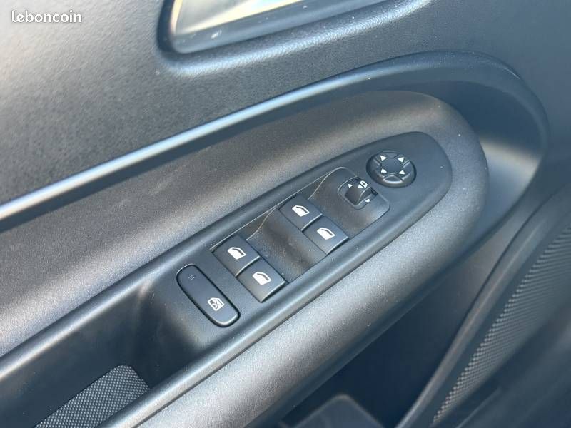 Alfa Romeo Junior 1.2 Ibrida 145 ch e-DCT6 Premium (image 23)