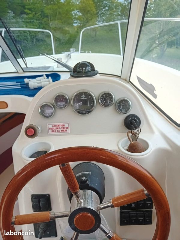 Bateau ARVOR 250 2.8L 230 CV (image 3)