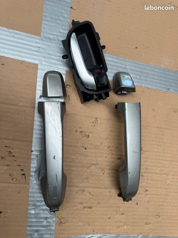 Poignée de porte interieur avant droit et exterieur avant et arriere droit TOYOTA AURIS Réf : 692050D271, 692050D201 (image 1)