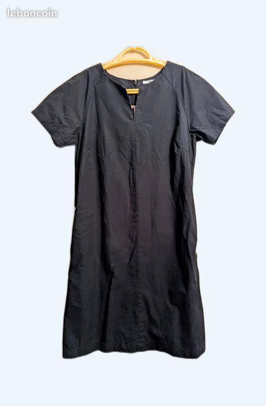 Robe Noire Uniqlo Taille M - Coupe A-line, Longueur Genou, Occasion En Bon état