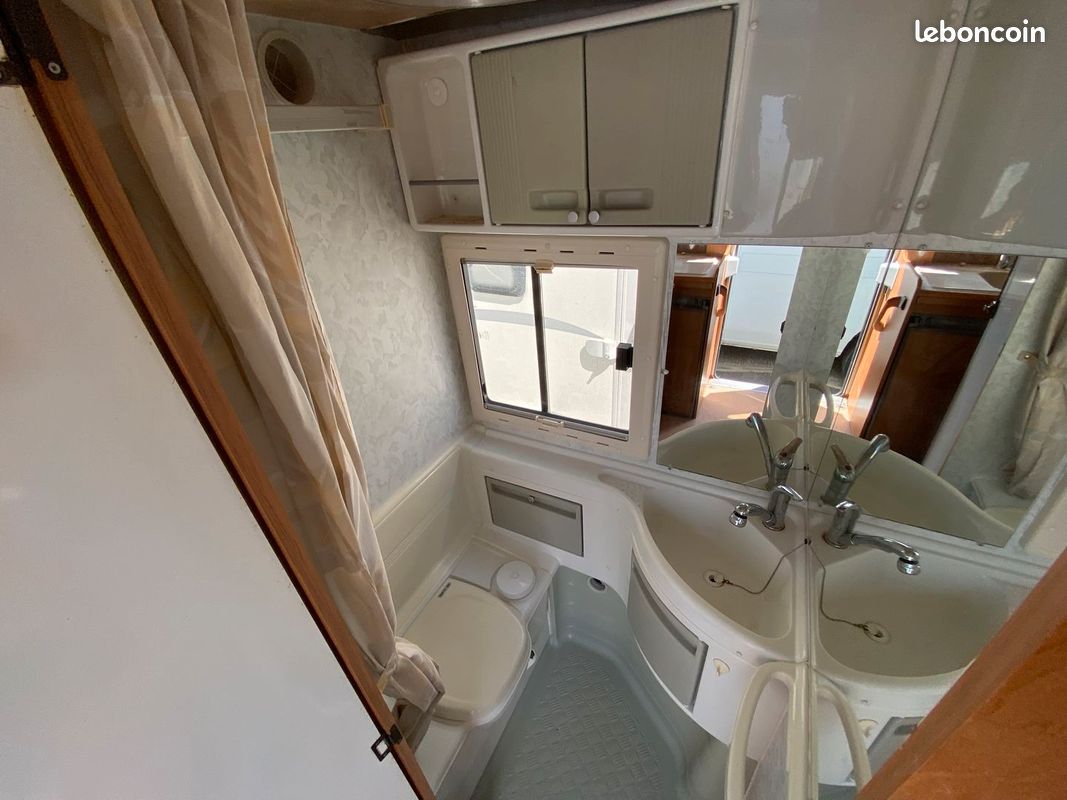 Rapido 730C 6.20m – Gros entretien OK Prêt à voyager Attelage, porte-moto, panneau solaire (image 15)