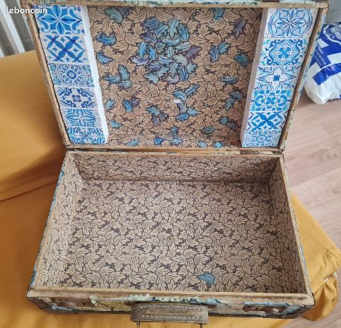 Valise Ancienne En Cuir Style Vintage - Avec Carte Du Monde Et Bretelles - Occasion, Plein De Caractère
