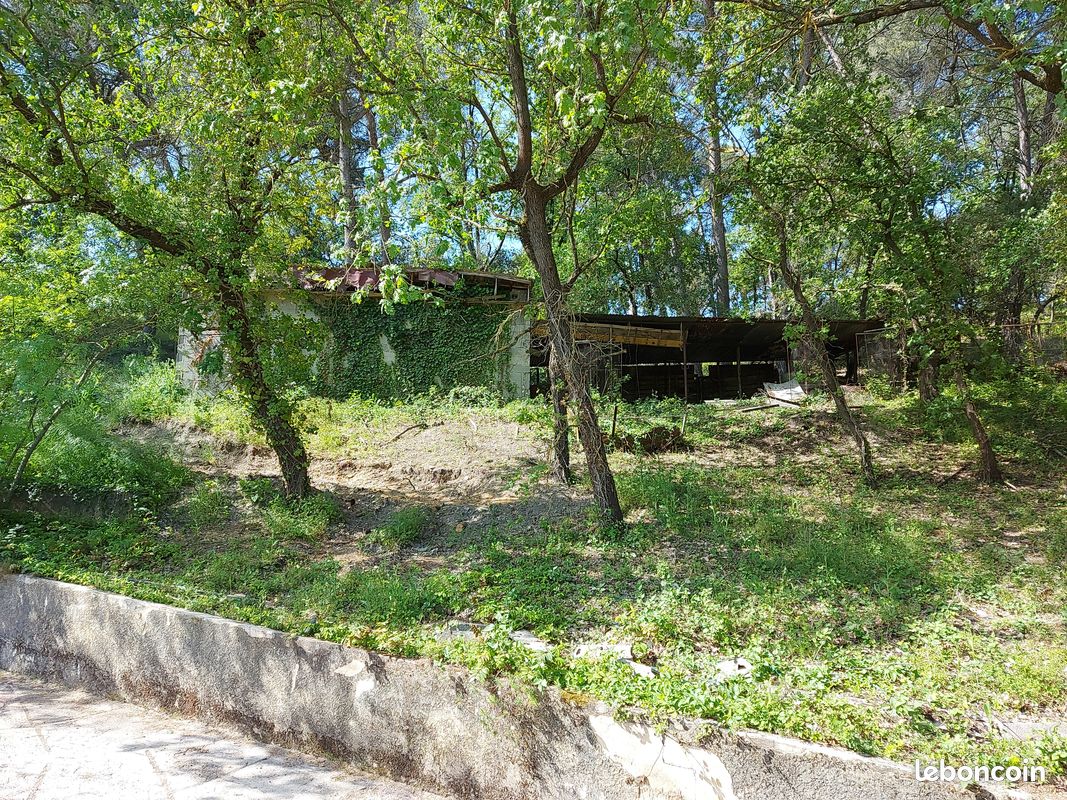 Terrain constructible de 967m² · à Gardanne · 212 000 €