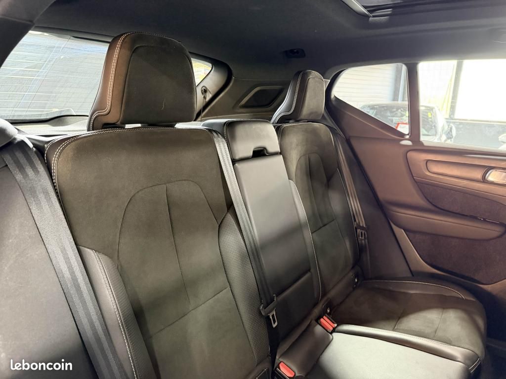 VOLVO XC40 D4 AWD 190 ch Geartronic R-Design- Toit ouvrant- Harman/Kardon- Keyless (image 17)