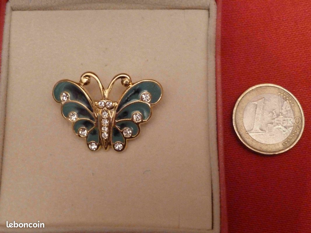 Broche papillon et strass (image 2)