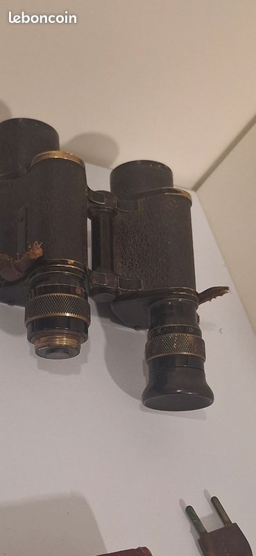 Ancienne boussole, paire de jumelles et miroir de scoutisme