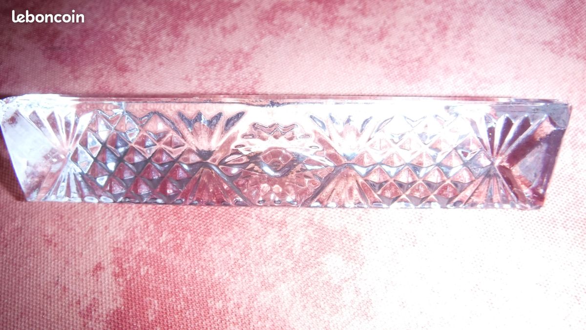 Boîte de 12 Portes Couteaux en cristal au plomb 24% PbO d'Oxyde de plomb soufflé à la bouche et taillé à la main. 1 Porte Couteau a cassé et a été recollé (image 7)
