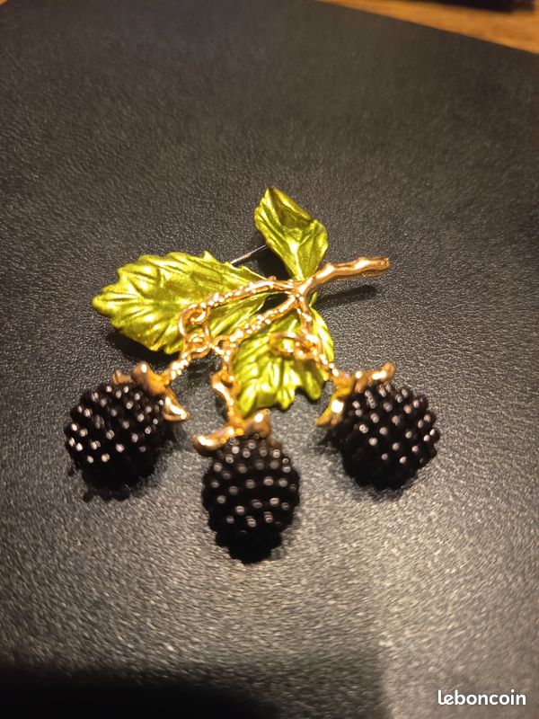 Jolie broche mûres émaillée en acier inoxydable doré et petites perles k (image 3)