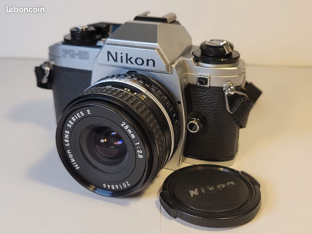 Nikon N2020 reflex argentique 35 mm avec objectif AF Nikkor 50 mm f1.8 – New Wave Pool