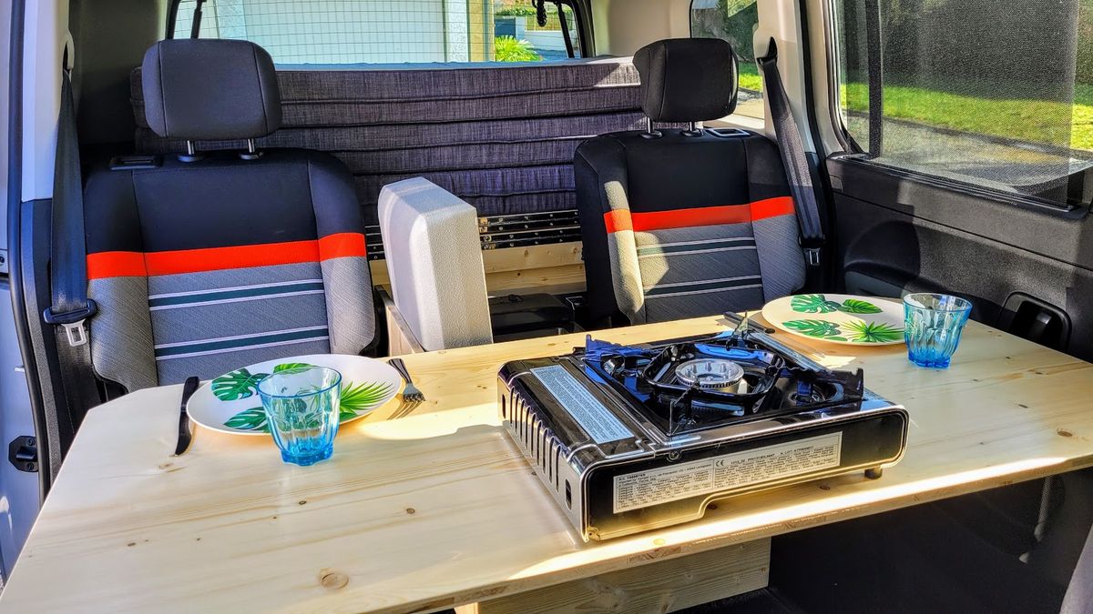 Support table amovible dans un van ou camping car - Équipement caravaning
