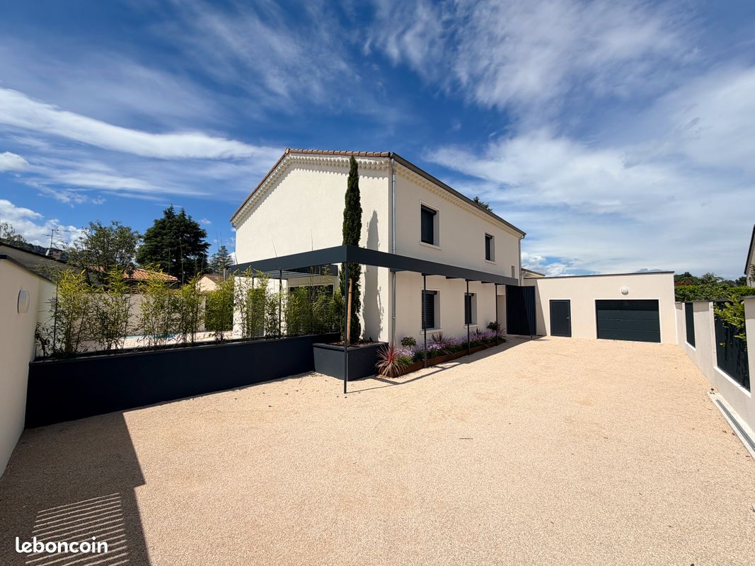 Maison 8 pièces 240 m² · à Guilherand-Granges · 240 m² · 760 000 €