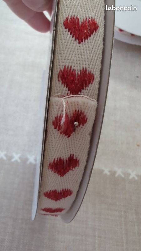 Ruban beige, motifs cœurs brillant (image 2)
