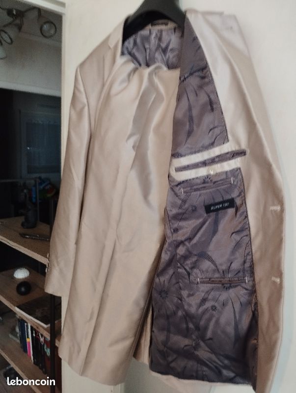 Costume (image 1)