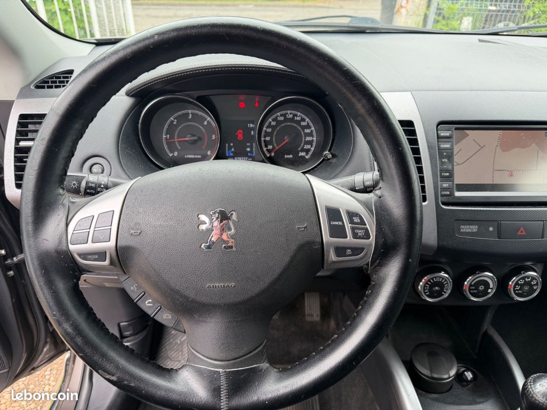 Peugeot 4007 2.2 HDI 156 FÉLINE * CUIR * GPS 7 PLACES (image 13)