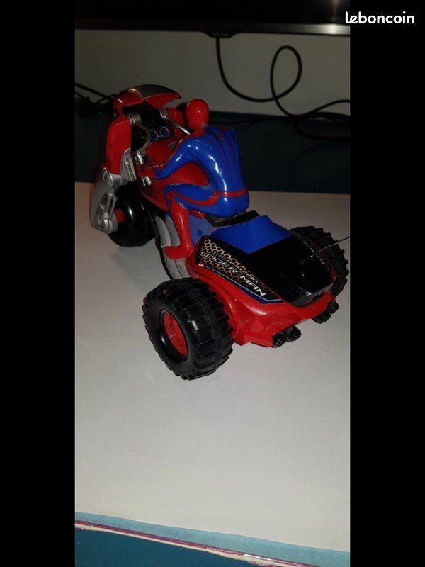 Voiture télécommandée SpiderMan (image 2)