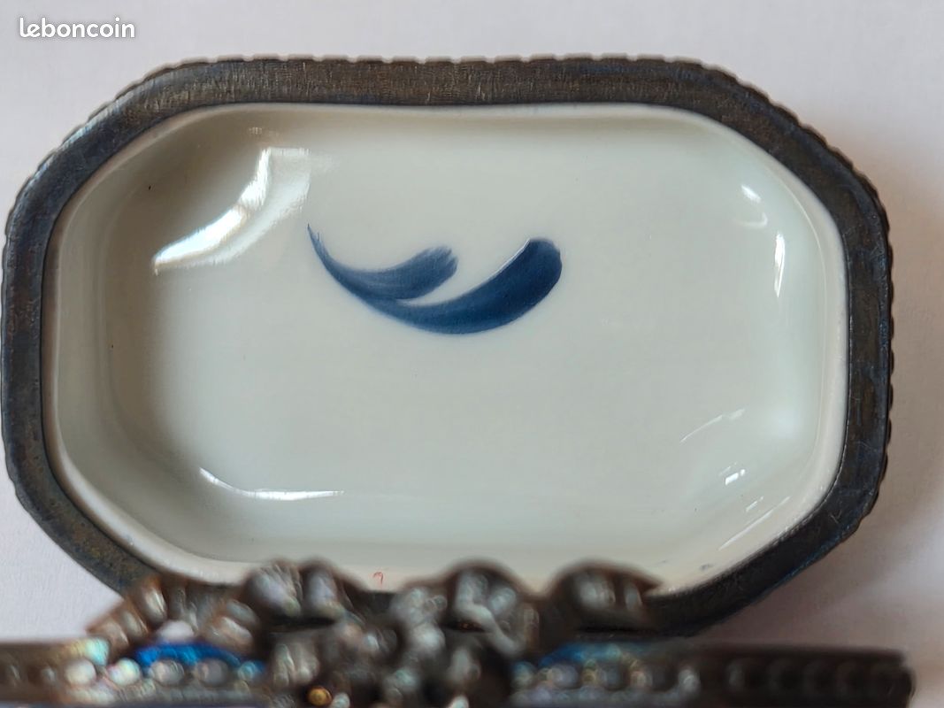 Boîte pilulier Limoges France peint à la main Signée avec décor floral vintage (image 5)