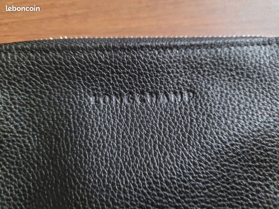 Porte carte neuf noir en cuir Longchamp
Fermé par zip, 1 compartiment intérieur.
Vendu dans sa boîte 
Neuf, jamais utilisé
Taille : 13 x 8 cm (image 3)