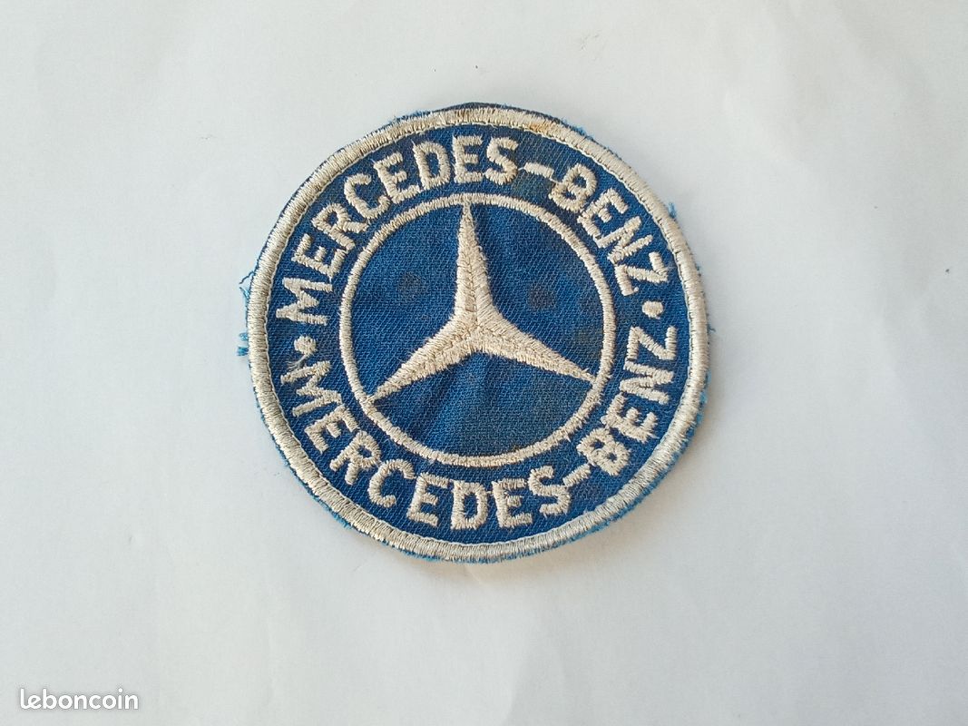 Patch Barcelone Années 1980 - Fond Bleu - Écusson Vintage à Coudre