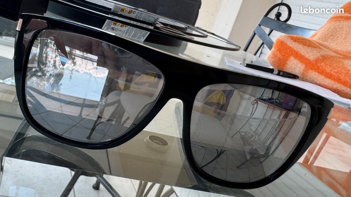 À vendre lunettes de soleil Saint Laurent, modèl : SL1 001 (image 2)
