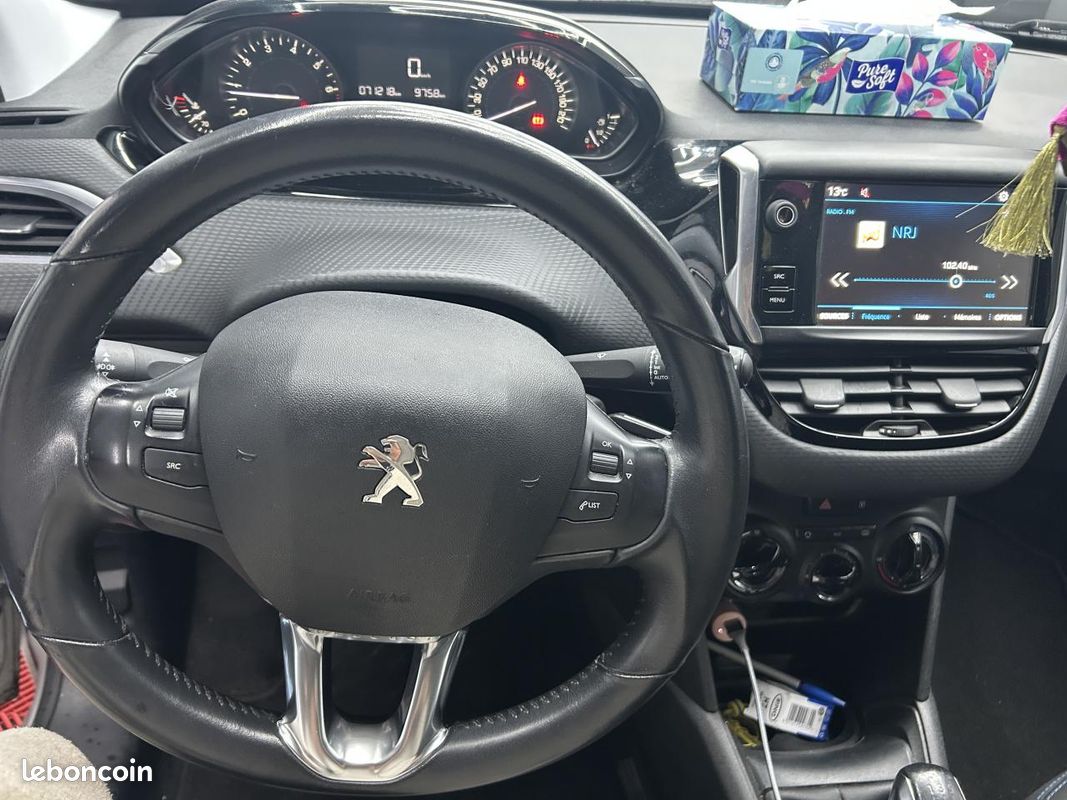 PEUGEOT 208 1.2i 12V - 82 BERLINE Style ( courroie changer + pneu neuf ) (image 9)