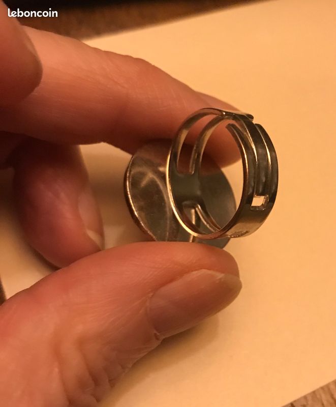 Bague noir et blanc avec message colors inside (image 3)