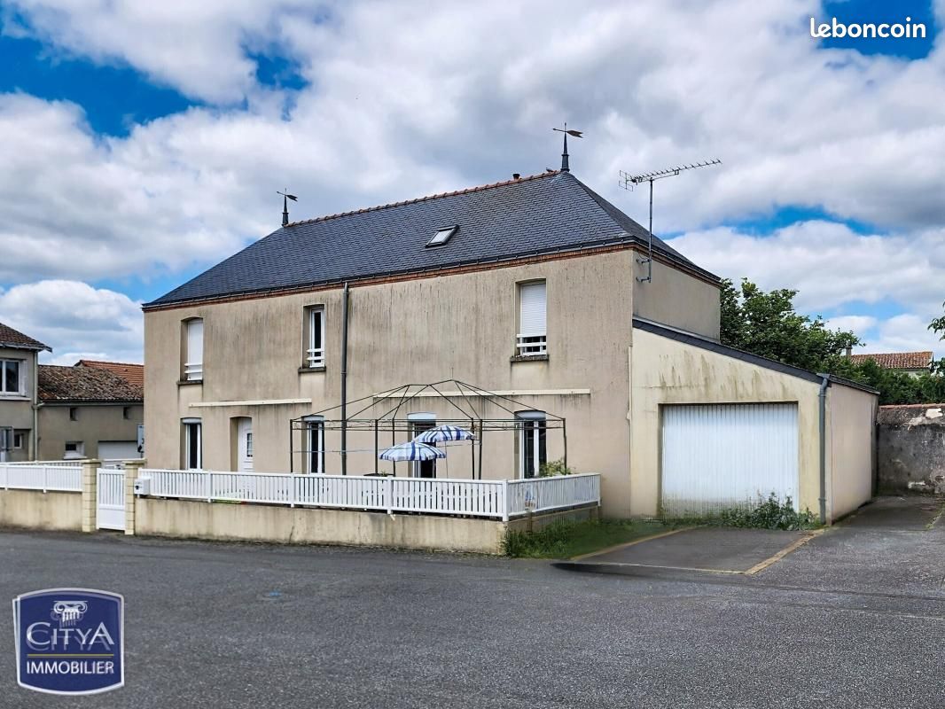 Maison 5 pièces 119 m² · à Yzernay · 119 m² · 104 000 €