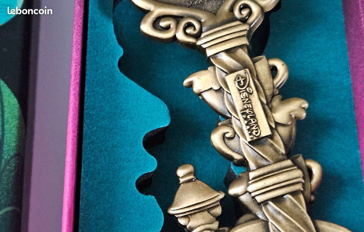 Clé Disney collector Mad Hatter's Tea Cups le chapelier fou d'Alice au ...