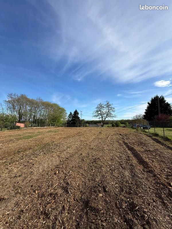 Terrain 700 m² · à Faverges-de-la-Tour · 80 000 €