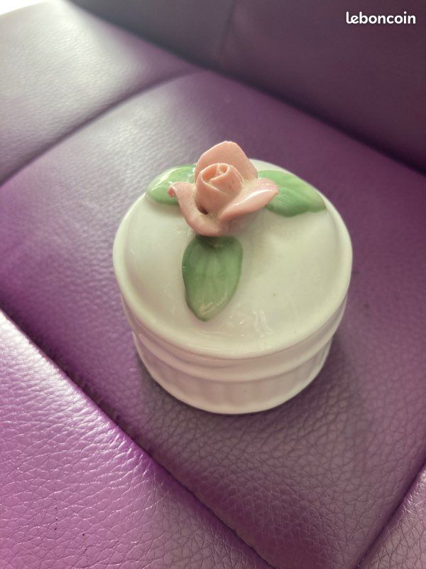Boîte décorative avec fleur (image 1)