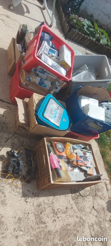 Lot brocanteur restauration meuble table buffet chaise vitrine divers vendus sur une base de 1000euros à venir chercher departement 59 à proximatif 400 kilos matériel divers curieux s'abstenir (image 5)