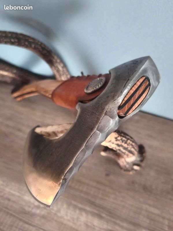 Hache Vintage En Fer Forgé à La Main - Outil Ancien De Coupe Bois - Occasion - Collection